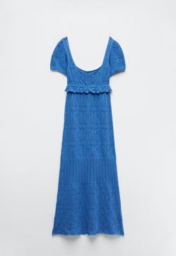 Imagen secundaria 2 - Si estás buscando un vestido de punto calado con un diseño especial y que no sea de color blanco ya lo has encontrado. Vestido azul de crochet de Zara (29,99 euros). 