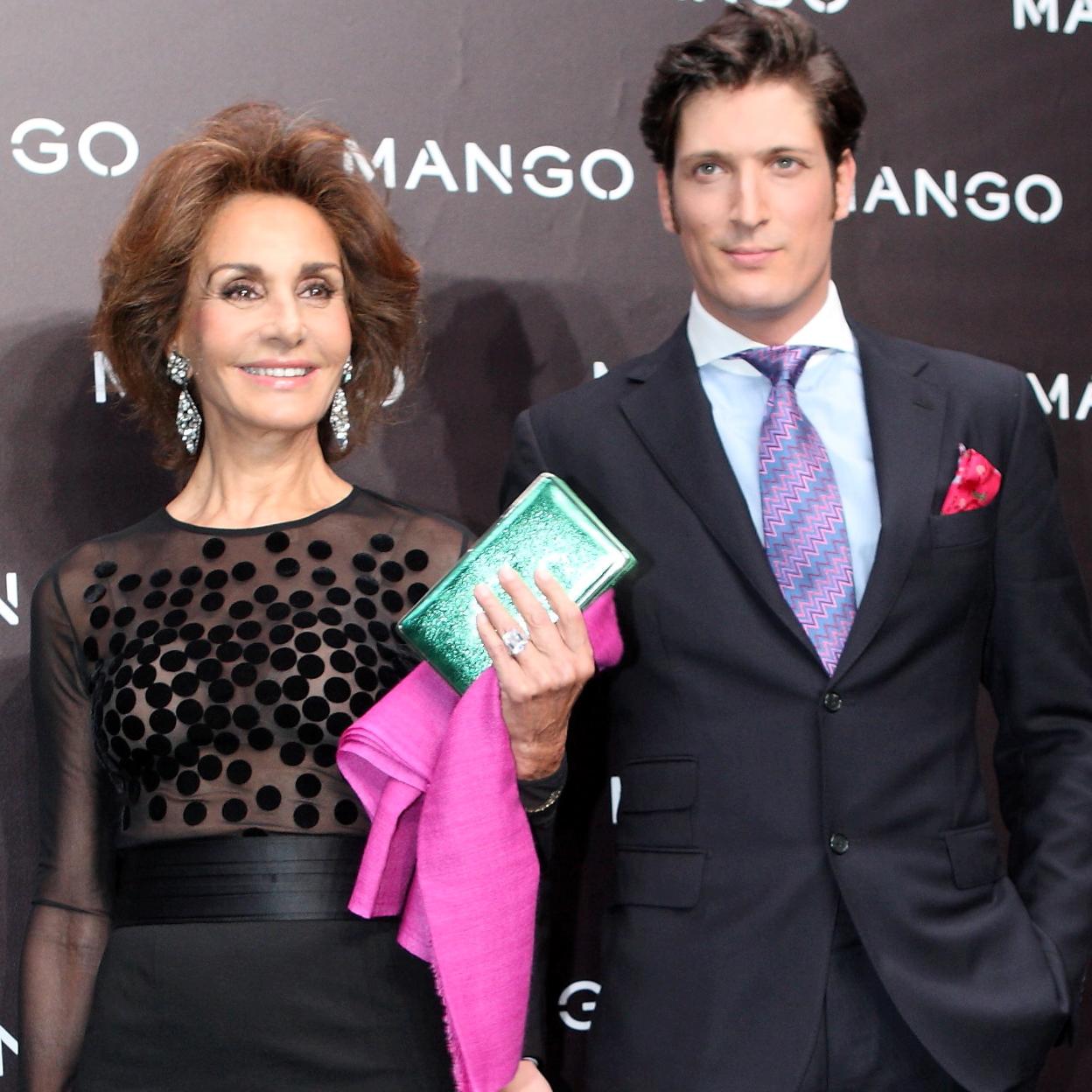 Luis Medina con su madre, Naty Abascal, en un acto promocional reciente. 