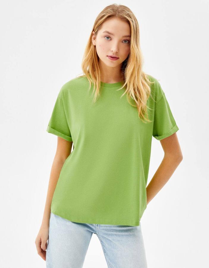 Seguimos con una camiseta oversize de Bershka. Está disponible en liso (blanca, negra, verde o azul), con rayas marineras y con un estampado en beige. Te costará solo 5,99 euros.