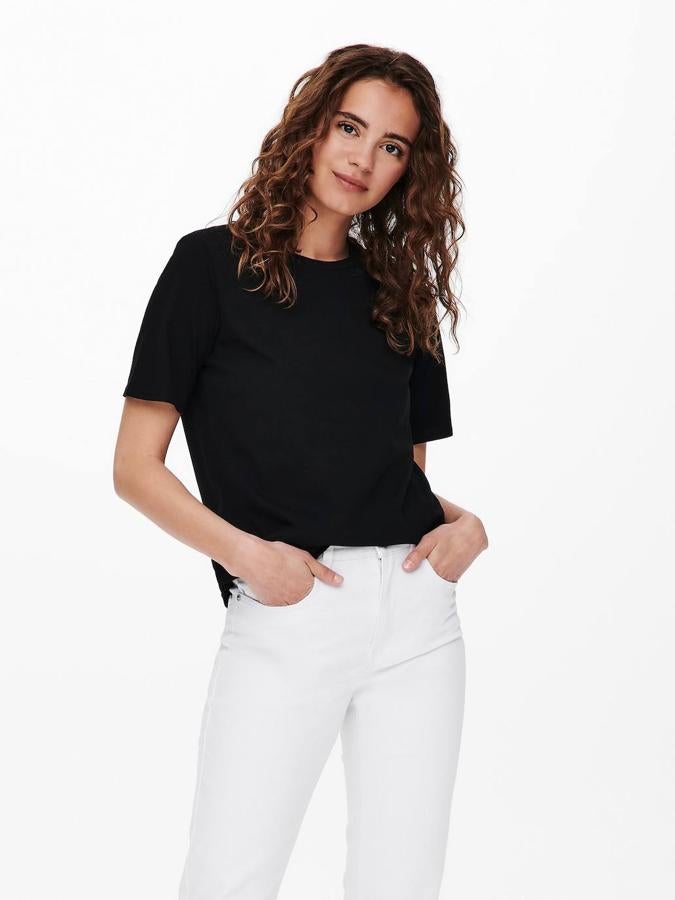 Terminamos con un diseño de la marca Only. Es de color negro, manga corta y cuello redondo. Aunque costaba 9,99 euros, ahora puedes comprarla en Fashionalia por 4,99 euros.