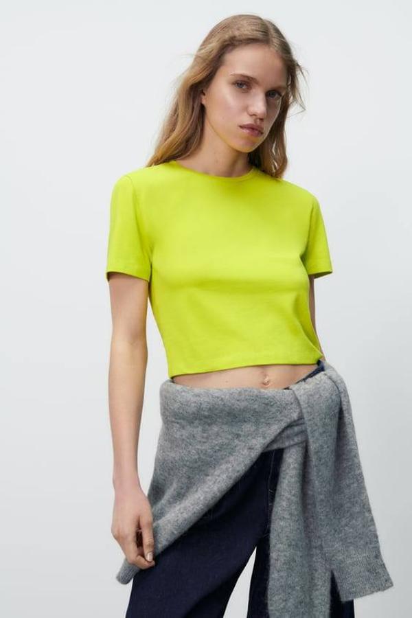 Empezamos con una camiseta cropped de Zara. Está disponible en ocho colores: lima flúor, blanco, azul, botella, rojo, beige, negro y fucsia. Con un precio de 5,95 euros, es la más barata.