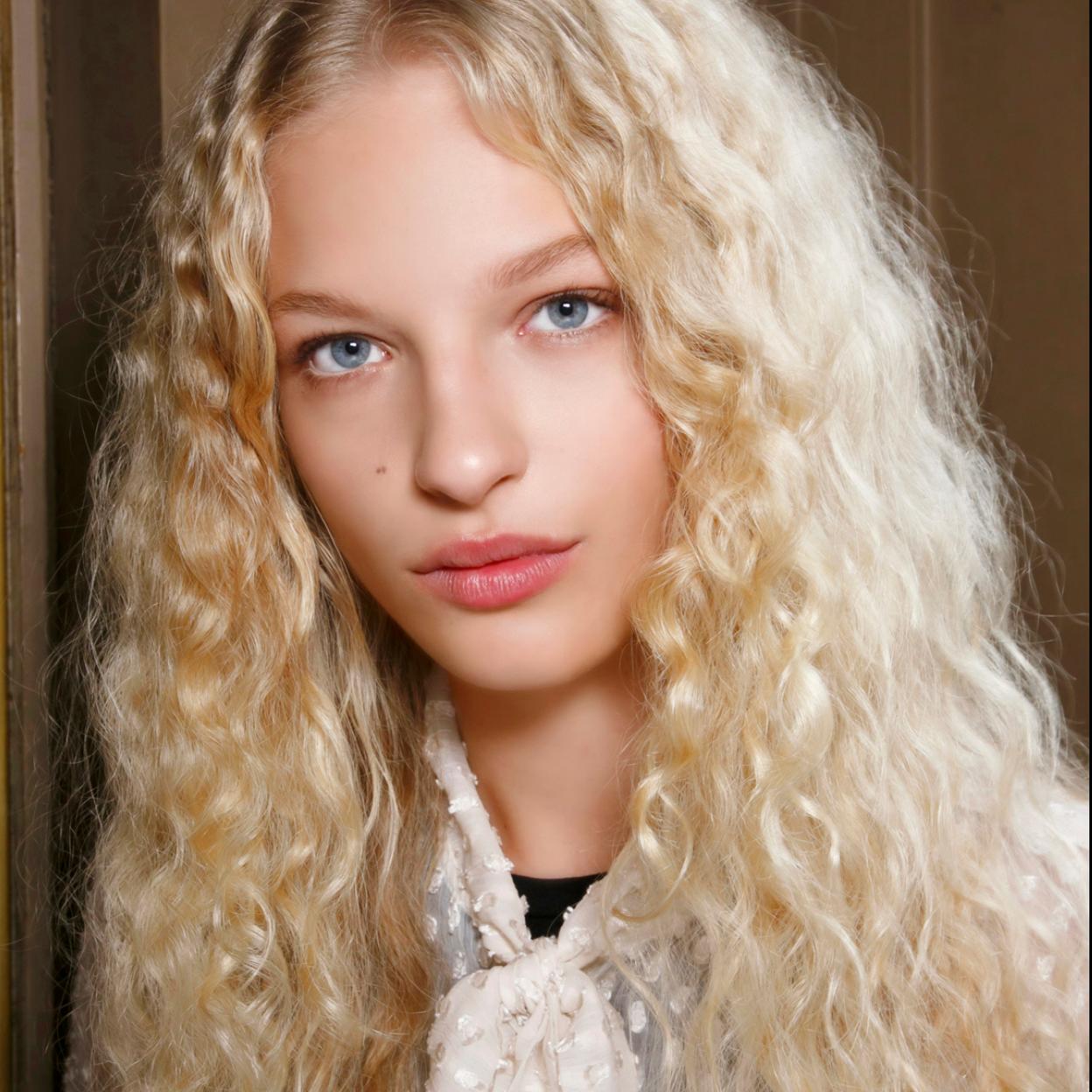 Pincha en la foto para ver los productos antiedad para el pelo que rejuvenecen tu melena y te harán presumir de pelazo a cualquier edad