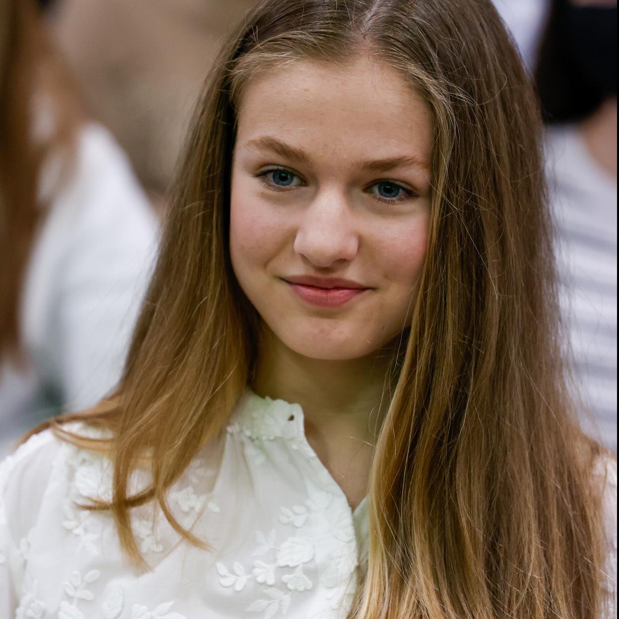 Pincha en la imagen para ver los 10 looks de la Princesa Leonor que confirman su radical cambio de estilo para 2022.