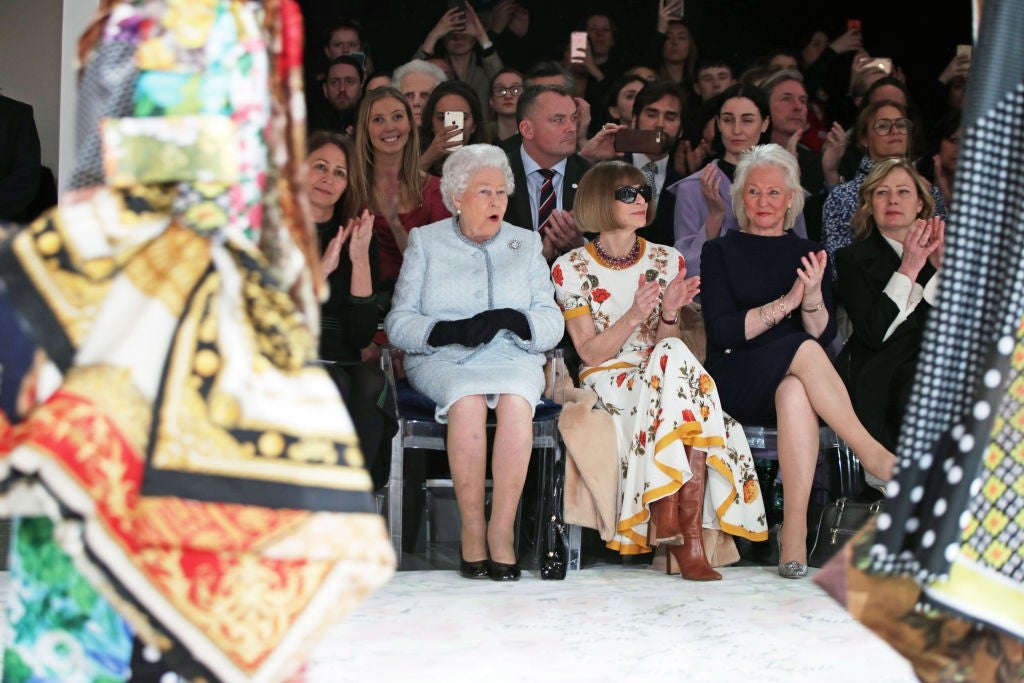 La Reina Isabel II y Anna Wintour compartieron ‘front row’ en la Semana de la Moda de Londres en 2018