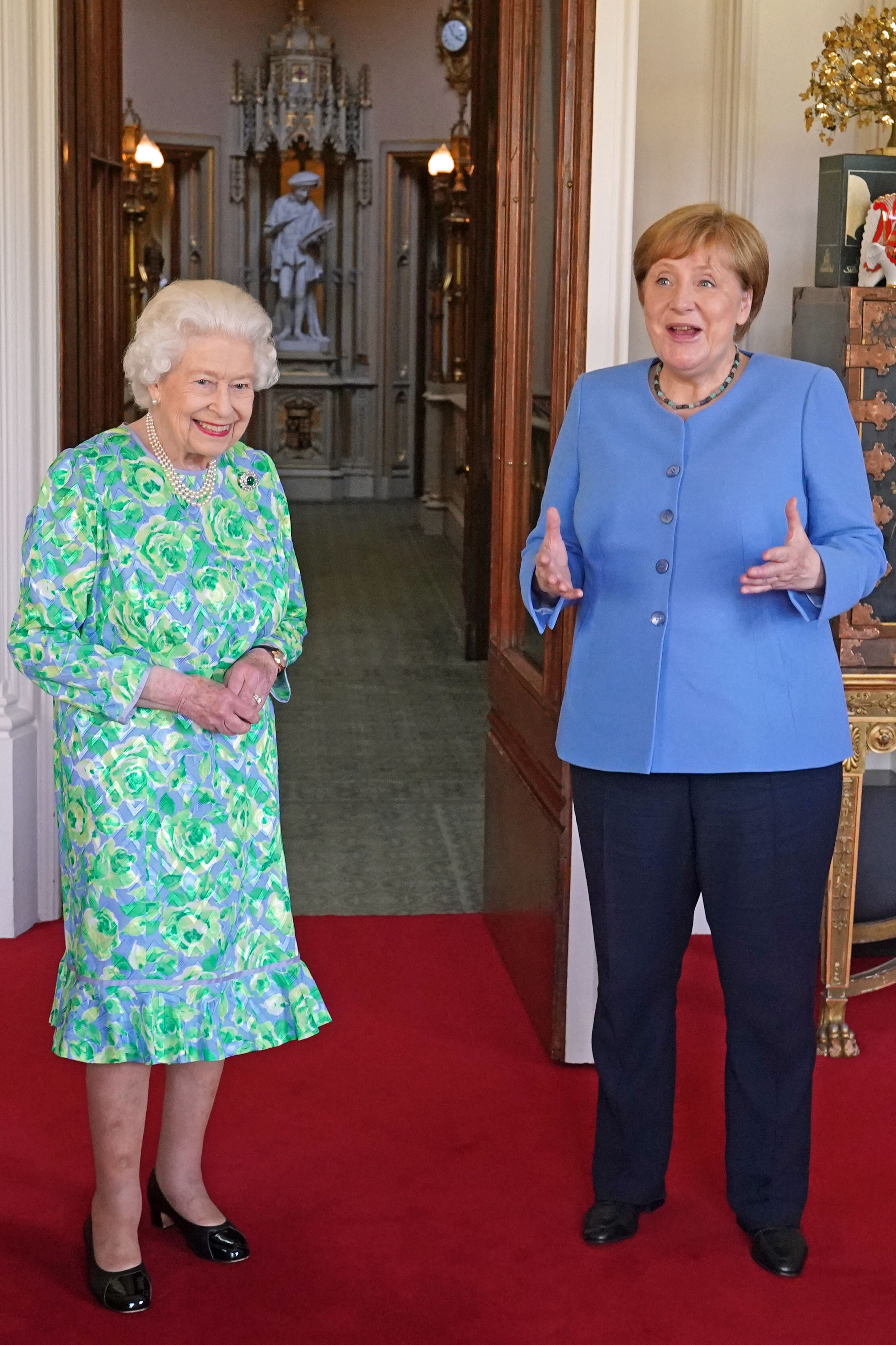 La reina de Inglaterra y Angela Merkel, dos de las mujeres más poderosas del mundo, en su último encuentro oficial antes de que la canciller alemana 'se jubilara'.