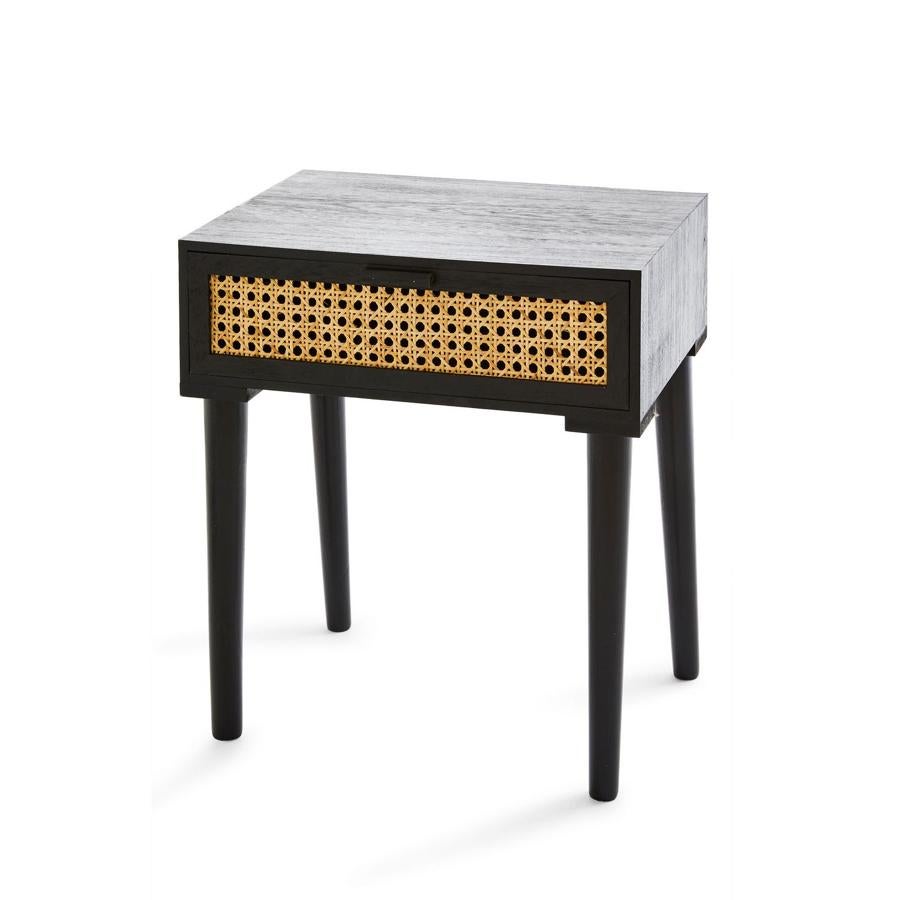 Si quieres cambiar de mesita de noche, puedes darle una vuelta a tu habitación con esta pieza que combina la madera con el ratán. Precio: 25 euros.