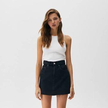 Imagen secundaria 1 - Las minifaldas vaqueras hacen tipazo