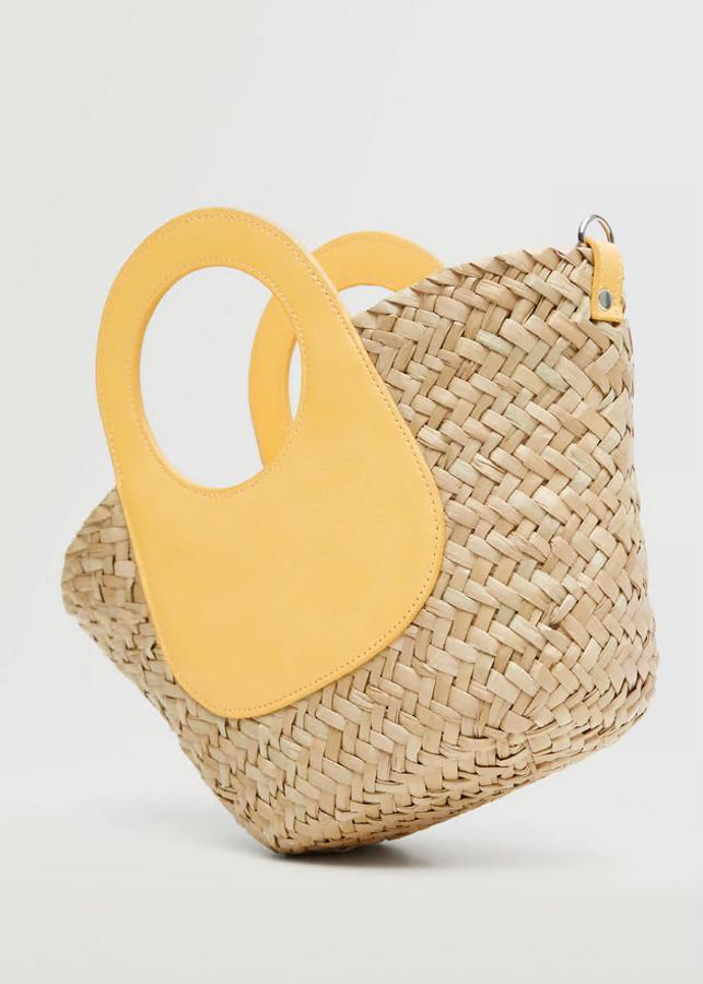 Con asas en amarillo pastel o en negro y en diseño capazo de tamaño mediano, este bolso que podemos encontrar en mango viene con asas largas demosntables y cuesta 29,99 euros. 