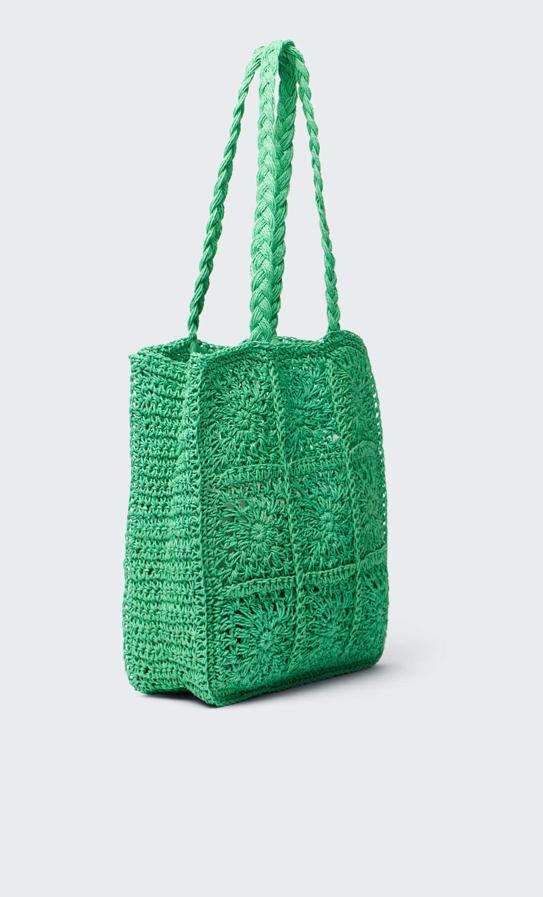 En verde o en beige, este shopper trenzado de Stradivarius con diseño de cuadrícula y asa larga de hombro cuesta 29,99 euros.