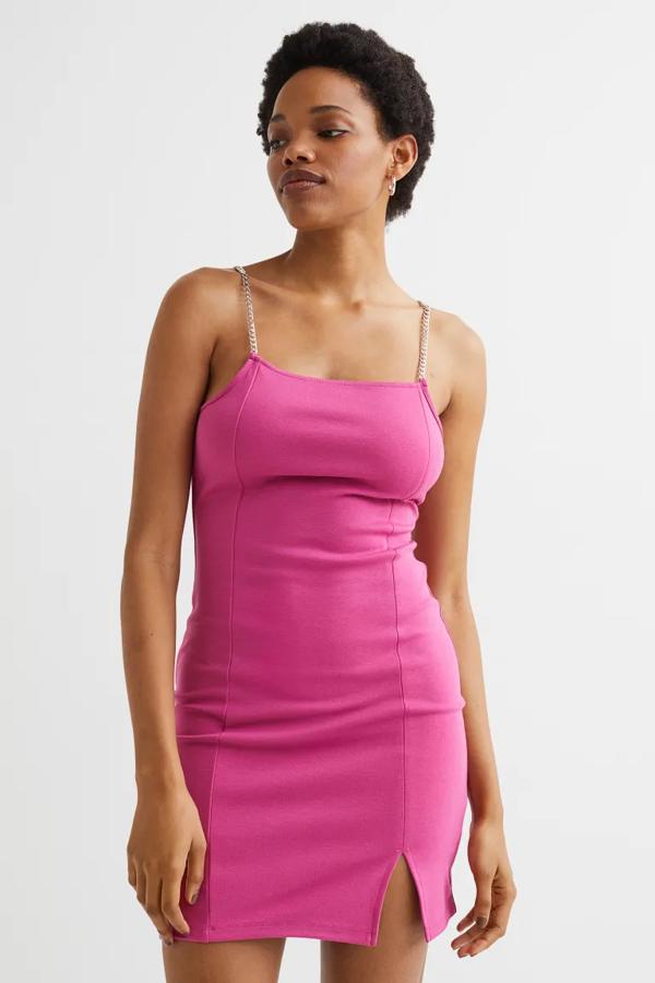 En tejido elástico de mezcla de viscosa, este vestido en rosa cereza de H&M de corte ajustado con escote cuadrado y tirantes ajustables de cadena de metal podemos comprarlo por 19,99 euros. 