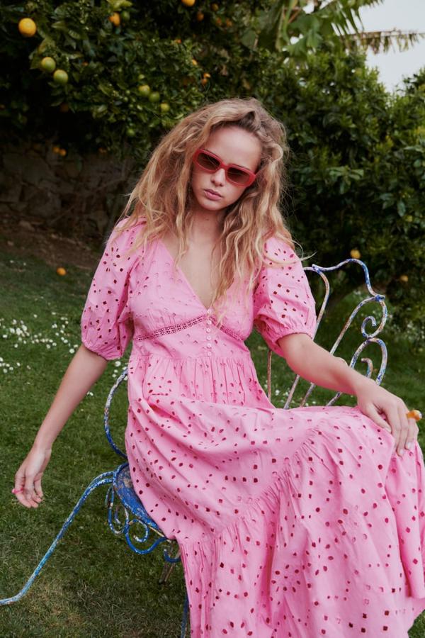 Mangas cortas abullonadas y escote de pico para este vestido rosa con bordados perforados de Zara que cuesta 49,95 euros. 