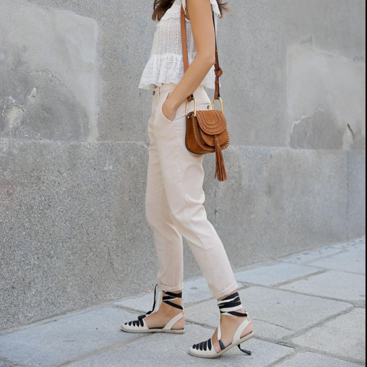 Pincha en la imagen para ver las zapatillas más bonitas, cómodas y ponibles para la primavera con las que triunfar seguro y que pegan con todo.