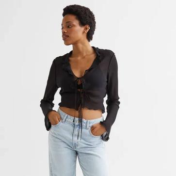 Imagen secundaria 1 - Las blusas ligeras vuelven a ser tendencia cada primavera