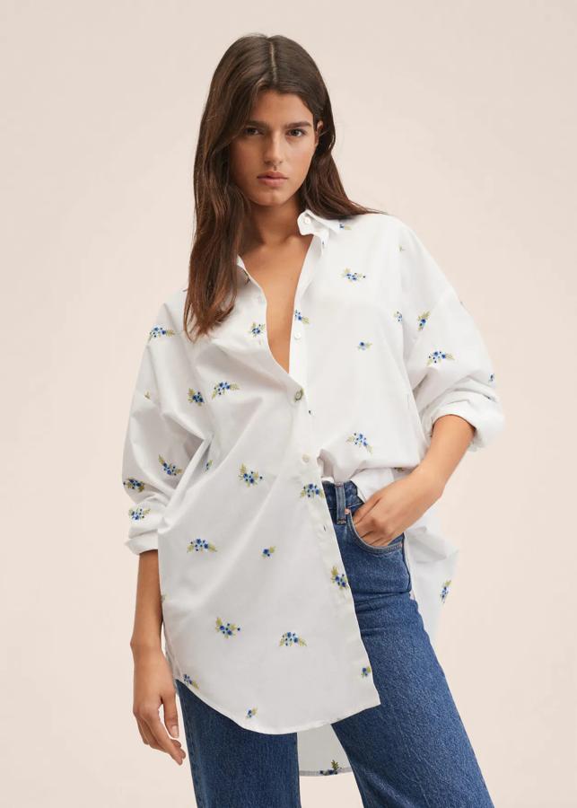 En tejido de popelín, con bordado floral en tonos azules, esta camisa blanca con cuello camisero y diseño oversize que tiene los puños abotonados y cierre frontal de botones tiene un precio de 39,99 euros. 