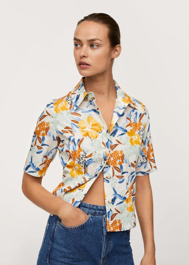 Con mangas cortas y en tonos anaranjados y azules, esta camisa de diseño estándar, con cierre frontal de botones, cuello camisero y detalle de cinta en la espalda cuesta 25,99 euros.
