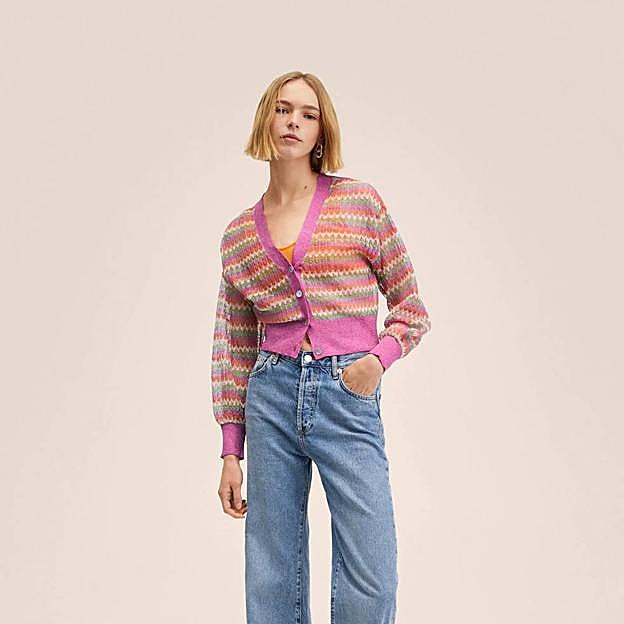 Imagen principal - Las bonitas chaquetas de punto multicolor son la tendencia que rejuvenece el look al instante, mejora los básicos y triunfa en el street style