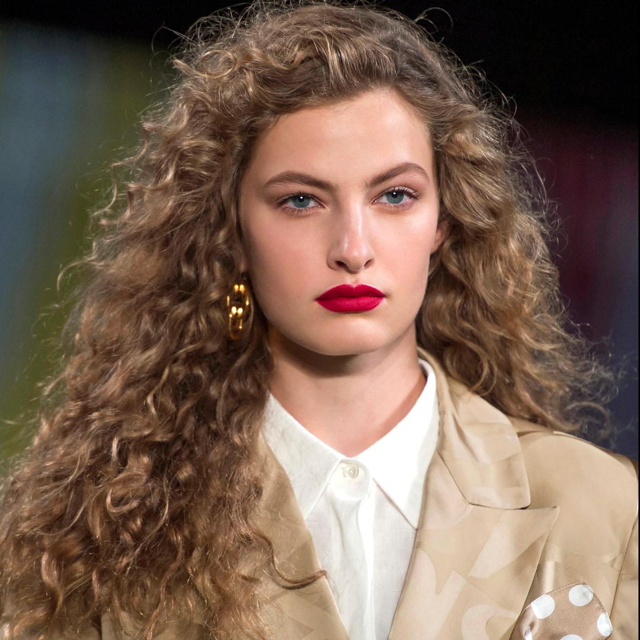 Pincha en la imagen para descubrir los mejores champús y otros productos capilares que potencian los rizos, controlan el volumen y combaten el encrespamiento.