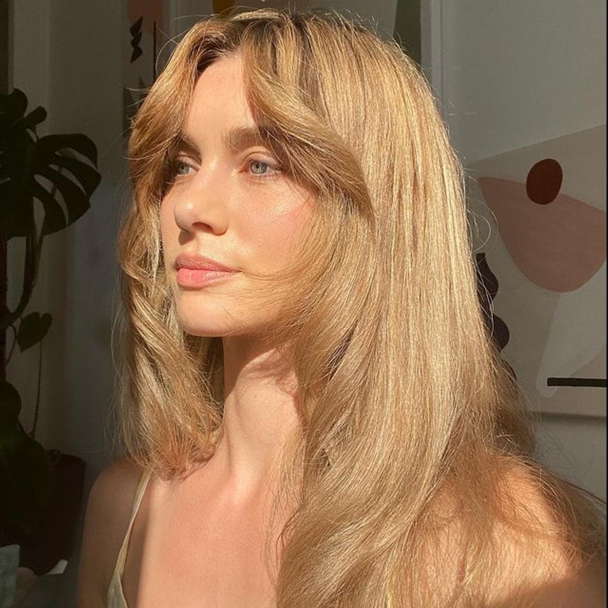 Pincha en la imagen para descubrir los clásicos productos de maquillaje que no pueden faltar en el neceser de las francesas.