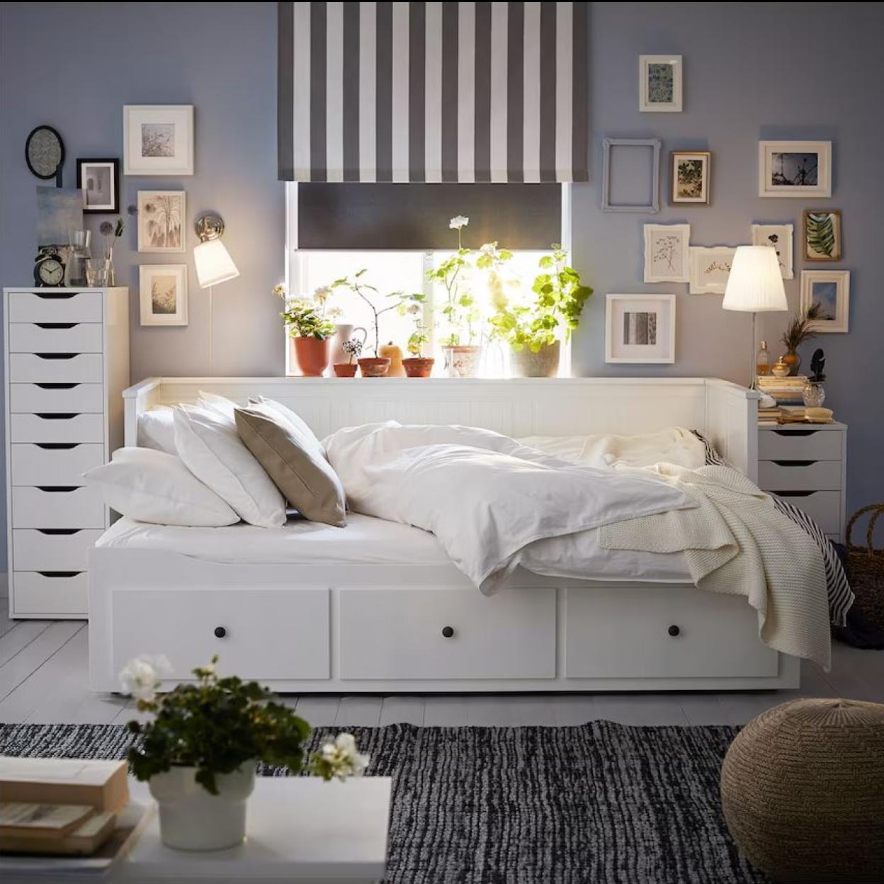 Pincha en la foto para ver los mejores trucos virales de decoración para transformar la estantería Billy de IKEA en un bonito mueble de lujo.