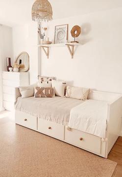 Imagen secundaria 2 - La cama-sofá HEMNES de IKEA cuesta 349 euros.