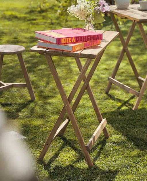 Empieza el buen tiempo y es el momento de aprovechar al máximo nuestros ratos al aire libre. La terraza y el jardín se convierten en los protagonistas de nuestro hogar, y esta práctica mesa auxiliar plegable en madera de acacia está rebajada en los Special Prices de Zara Home de 149.99 a 111.75 euros.