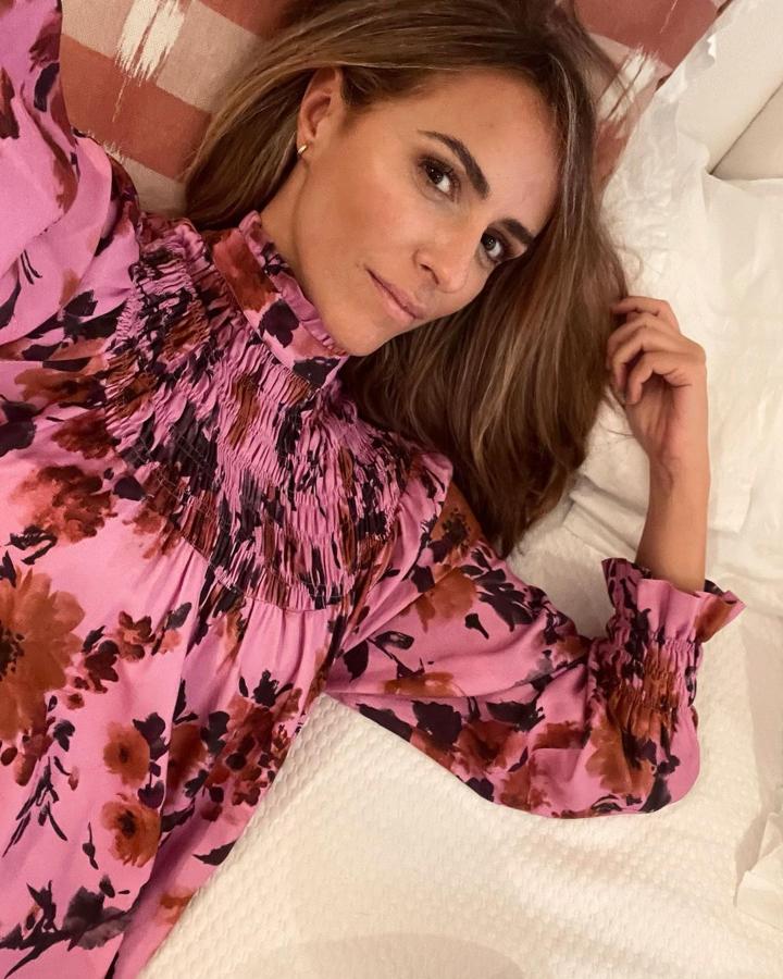 La esposa de Rafael Medina, duque de Feria, no es demasiado aficionada a los estampados para el día, pero sí a los cuellos altos. Los lleva sin parar, sobre todo en jerséis oversize o ajustados, pero también en vestidos como este. Son marca Vecino cien por cien.