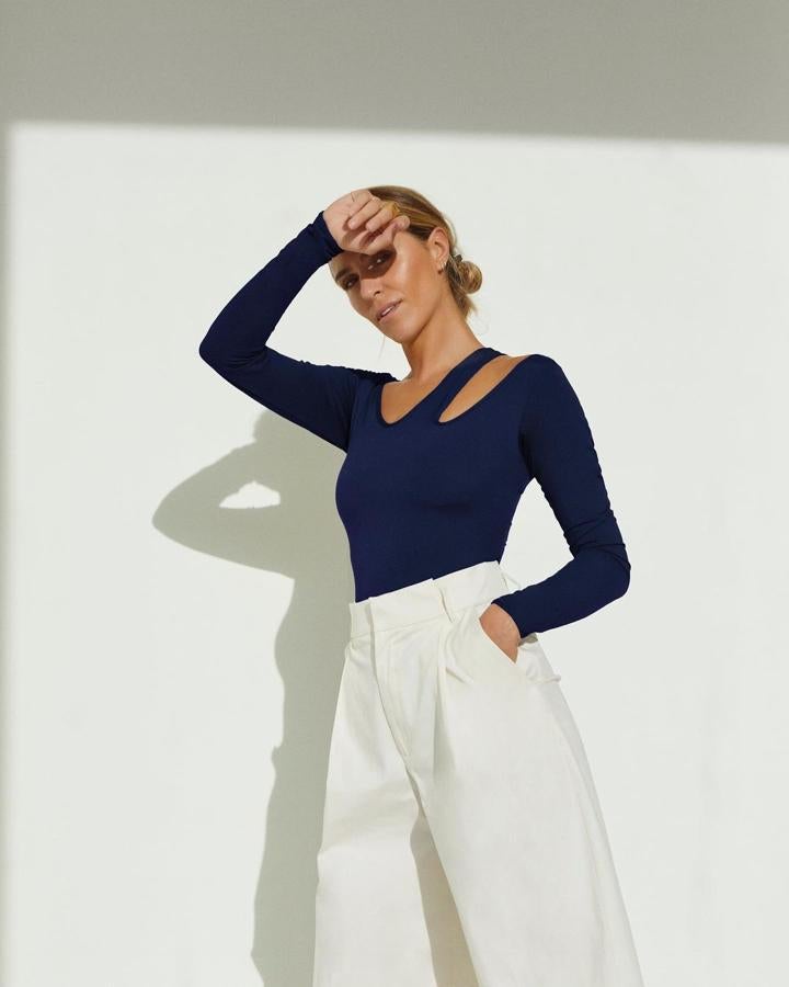 Laura Vecino deja los grandes escotes para la noche y opta por prendas casi siempre discretas y modestas para el día. Puede hacer alguna excepción con alguno de los bodies de su colección, siempre con escote muy controlado y nada excesivo.