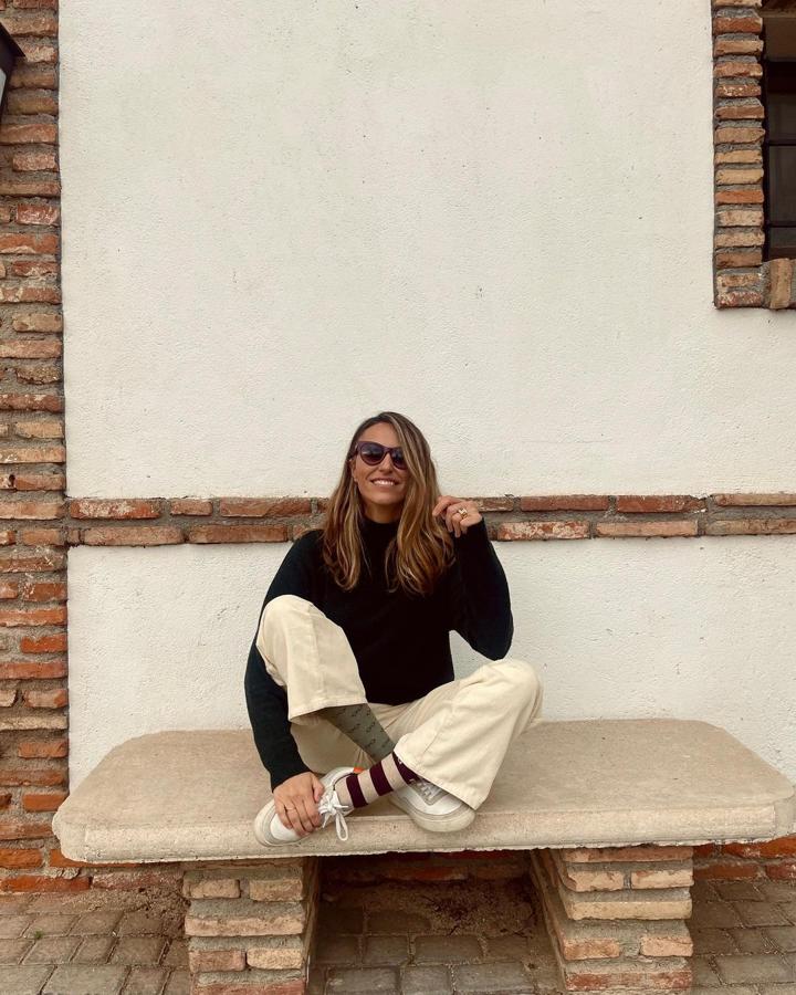 Ya hemos insistido en la importancia de los pantalones flare o de pernera ancha en el armario de Laura Vecino y también en los cuellos altos. Su paleta de color tiende a clara, pero en esta ocasión se atreve con un cisne negro que funciona a la perfección con unos pantalones en tono hueso. 