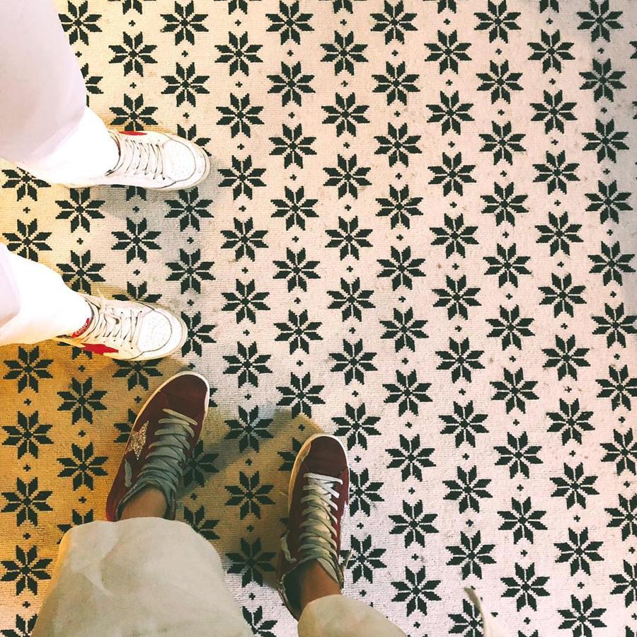 Sí, son su básico más recurrente junto a los pantalones flare o de pernera ancha: unas zapatillas clásicas, nada llamativas, que le permiten recorrer la ciudad a toda velocidad o superar las largas sesiones de fotos cómodamente.