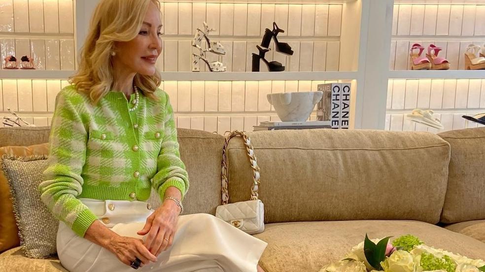 El truco efecto faja de los pantalones blancos de Carmen Lomana que estiliza y rejuvenece (y que está en el low cost)