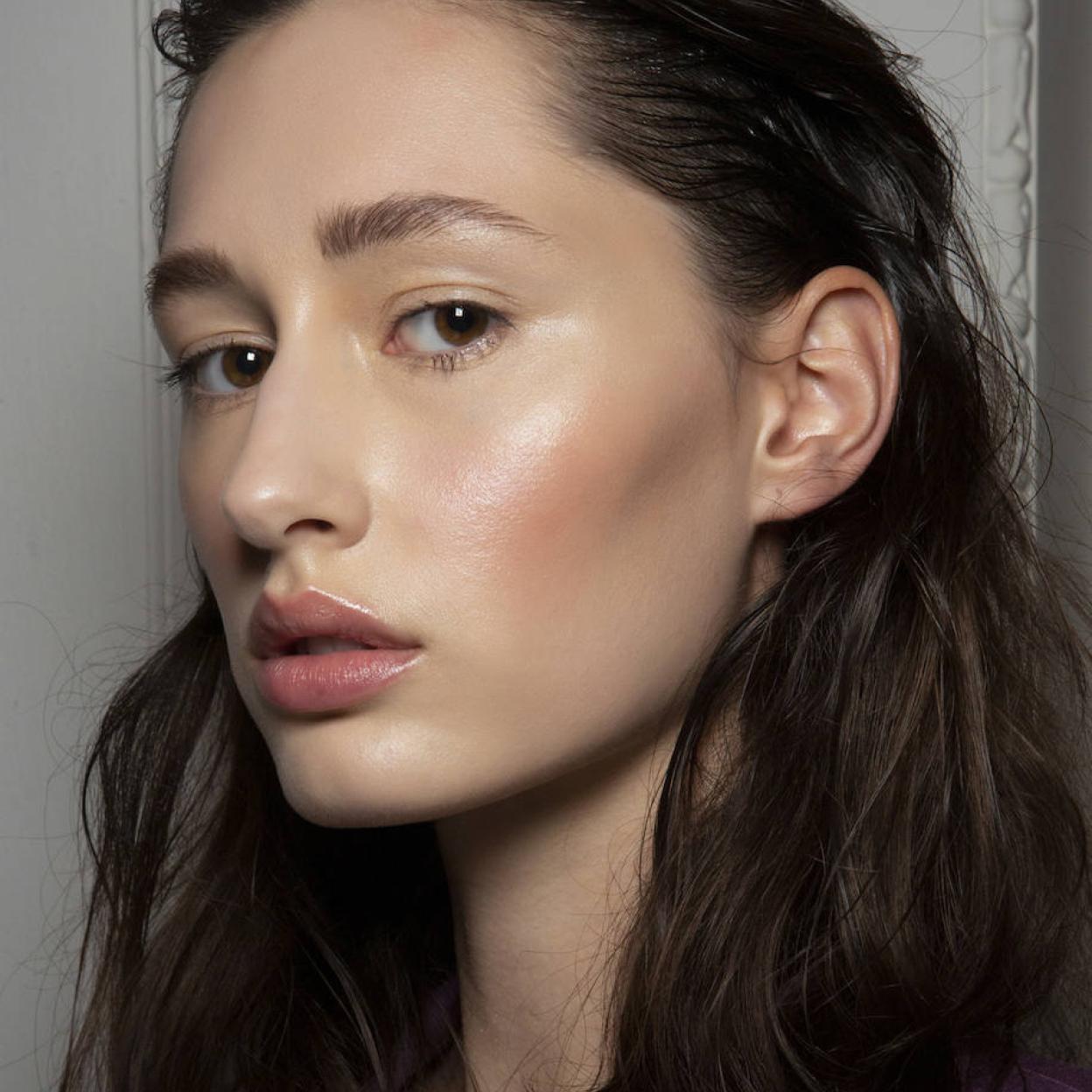 Pincha en la imagen para ver La de Mercadona y otras 5 cremas antiedad que confirman que el oro es un ingrediente que rejuvenece, rellena las arrugas y reafirma la piel