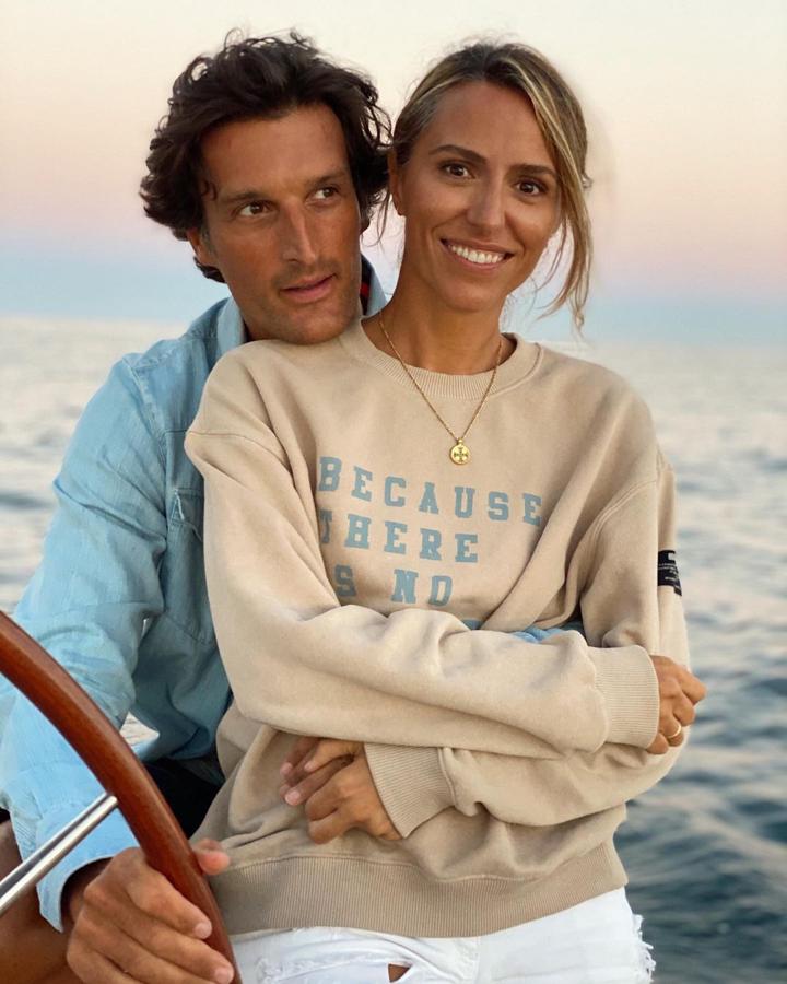 Aunque no es un look para el día a día del entorno profesional, Laura Vecino saber perfectamente cómo utilizar el estilo deportivo para rejuvenecer inmediatamente. Su apuesta por la sudadera envía un mensaje claro: a partir de los 40, las prendas deportivas no suman dejadez. Restan años.