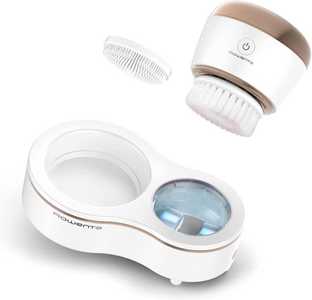 Cepillo de limpieza facial, para una rutina de belleza suave de 1 minuto. Desmaquilla sin problemas con este cepillo de alto rendimiento que ofrece resultados de limpieza profunda sin resecar la piel. Tiene dos cabezales de cepillado, uno de nailon y otro de silicona, para limpiar todo tipo de pieles, incluso las más sensibles. Limpia poros, exfolia el rostro y suaviza tu rostro con unos resultados óptimos para una piel joven y con vitalidad día tras día. Lo puedes encontrar rebajado en su web por 89,99 euros.