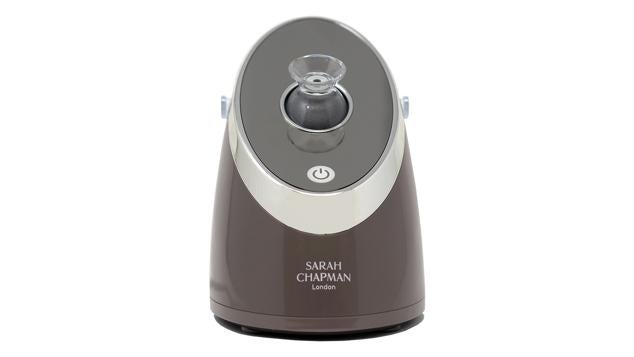 Gadget de limpieza facial que aúna vapor y limpieza ultrasónica para una piel increíblemente limpia, hidratada y luminosa. Gracias a sus partículas de vapor de tamaño nanométrico ricas en iones negativos, penetran en la piel con mayor eficacia que le vapor normal. La piel queda limpia y purificada mientras los poros se desobstruyen de manera efectiva, eliminando las células muertas para revelar una tez luminosa, flexible, elástica e hidratada. Lo puedes encontrar en Ikioshop por 167 euros.