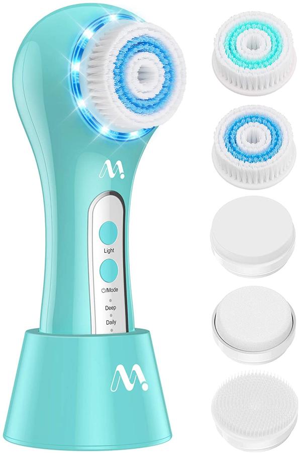 Este cepillo facial rotatorio se adapta perfectamente a cada tipo de piel y sirve para reducir la piel y prevenir las arrugas gracias a sus 5 cabezales (dos cepillos para limpieza facial, un cabezal de esponja para el maquillaje, un cabezal de lijado para eliminar las callosidades y un cabezal de silicona para masajes). Posee función de masaje y su potencia se puede ajustar en dos velocidades. Encuéntralo en Amazon por 28,49 euros.