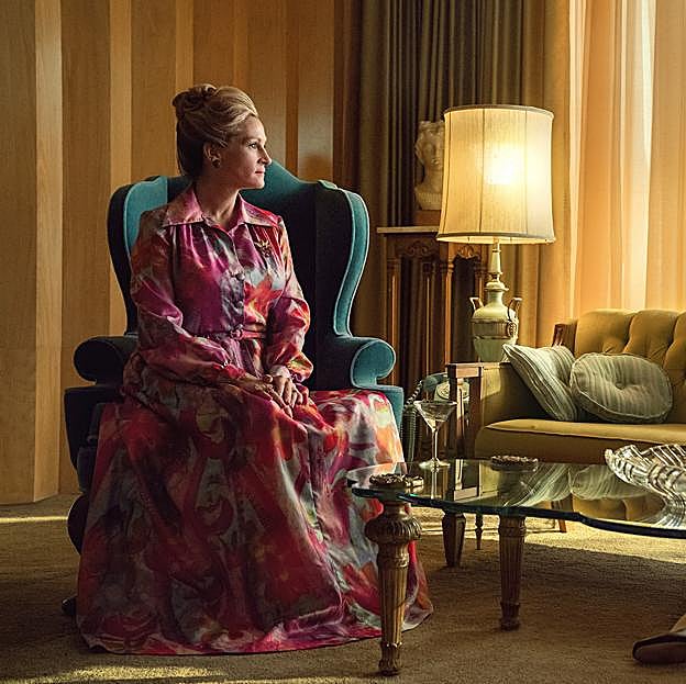 Martha Mitchell (Julia Roberts), dando una entrevista vestida con sus mejores galas. 