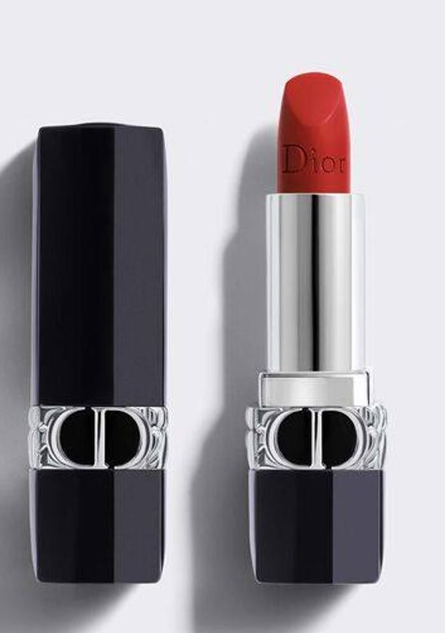 Labial mate aterciopelado rojo con subtono anaranjado, de textura suave y fórmula modulable. El color se creó en 1953 para complementar los vestidos rojos en los desfiles de alta costura, de ahí que tenga tanto glamour.