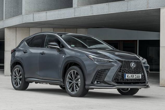 Lexus NX PHEV. Es el primer híbrido enchufable de la marca premium japonesa, pionera en la hibridación de toda su gama. Además de estilo y calidad, ofrece una autonomía en modo eléctrico de hasta 76 km con una recarga.