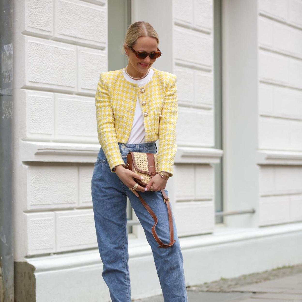 Pincha en la imagen para descubrir las camisetas básicas que mejor quedan con tus vaqueros.