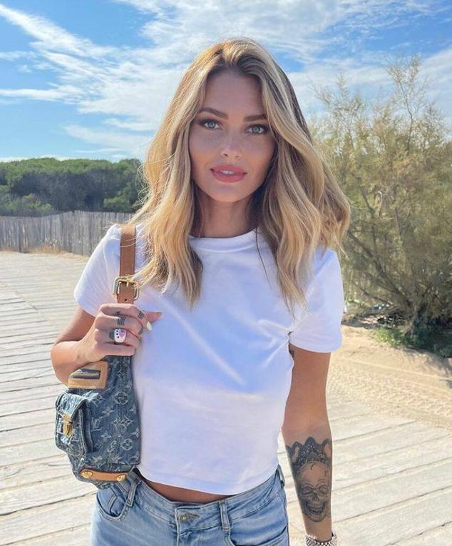 "Esta media melena presenta la nueva naturalidad que no oculta haber sido preparada. Las ondas abiertas y ligeramente encrespadas por el cepillo subliman un flequillo medio despeinado hacia los lados. Espectacular", comenta Felicitas Ordás de Felicitas Hair.