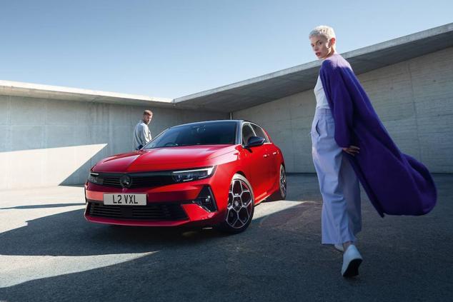 Opel Astra PHEV. Es uno de los modelos más populares del mercado desde hace años y ahora, en su nueva generación, ofrece una interesante versión híbrida enchufable, con la carrocería cinco puertas o familiar, que le permite recorrer hasta 60 km movido solo por electricidad.