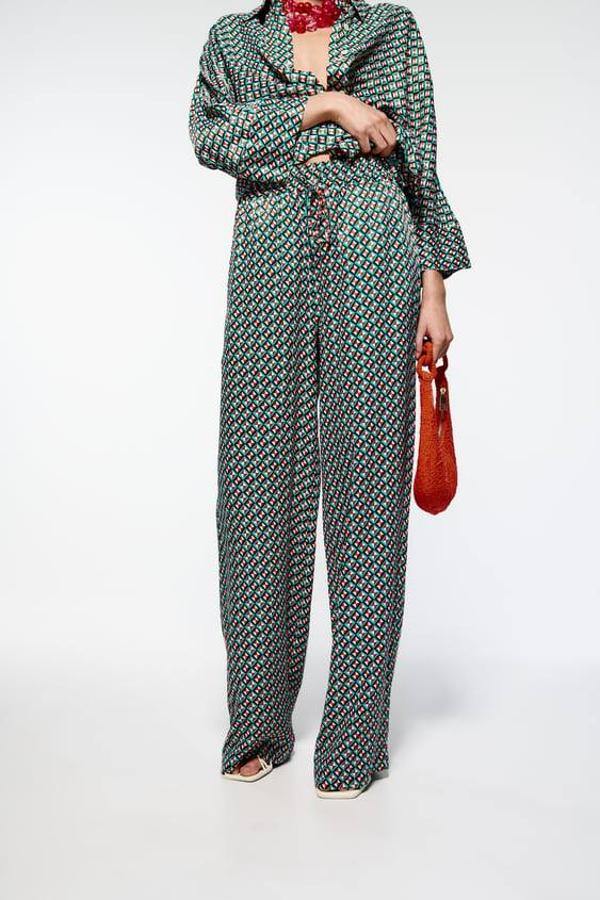 Zara nos trae un pantalón de estilo fluido, tiro alto y cintura elástica