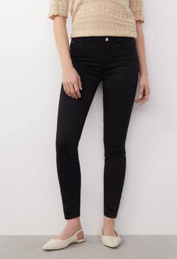 Imagen secundaria 2 - Estos vaqueros ya se han convertido en los más vendidos de Cortefiel