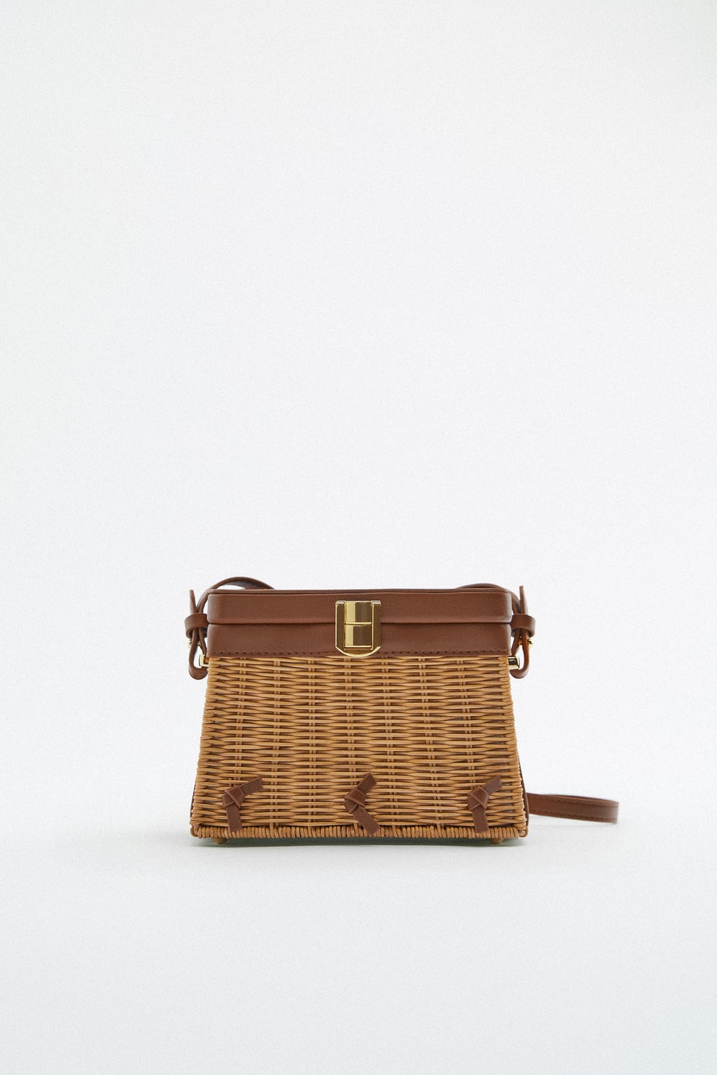 Un diseño completamente rigído con detalles de cuero puede ser la alternativa perfecta al típico capazo veraniego. También puede funcionar como complemento de noche. Bolso de ratán en color natural de Zara (29,99 euros): 