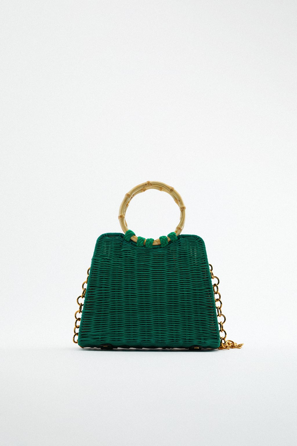 Otra nota de color para salir de la zona de confort. Este diseño con asa de bambú circular y cadena dorada es uno de los accesorios más especiales de la colección de primavera de Zara. Bolso de ratán teñido de verde de Zara (39,99 euros)