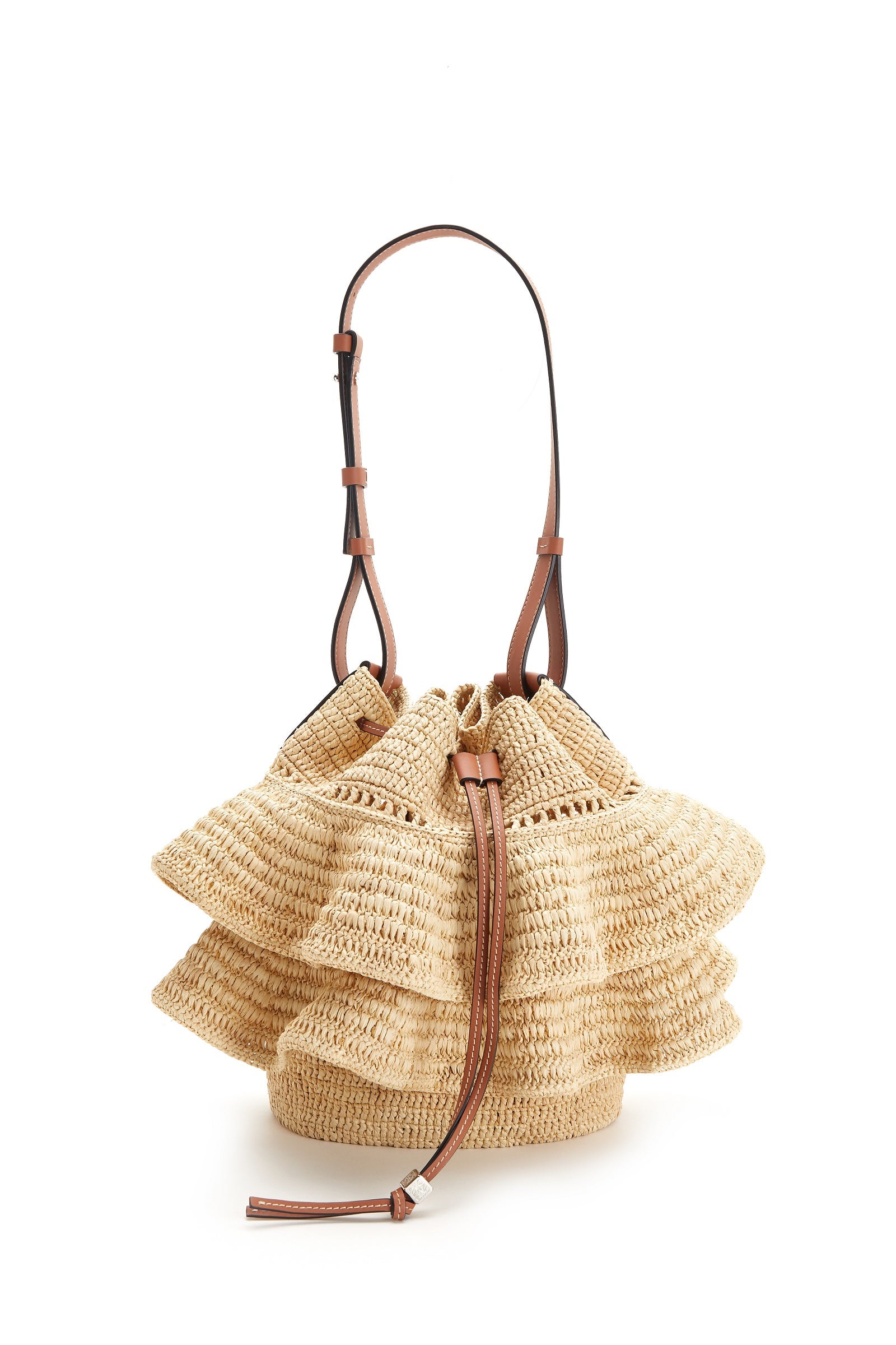 Como cada año, Loewe lanza la colección Paula's Ibiza en la que los bolsos de rafia son absolutos protagonistas. Si quieres regalar una pieza especial que le recuerde cuánto la quieres verano tras verano, un bolso atemporal como este es la solución perfecta. Es el modelo Balloon Ruffles en rafia y piel de ternera (c.p.v.).