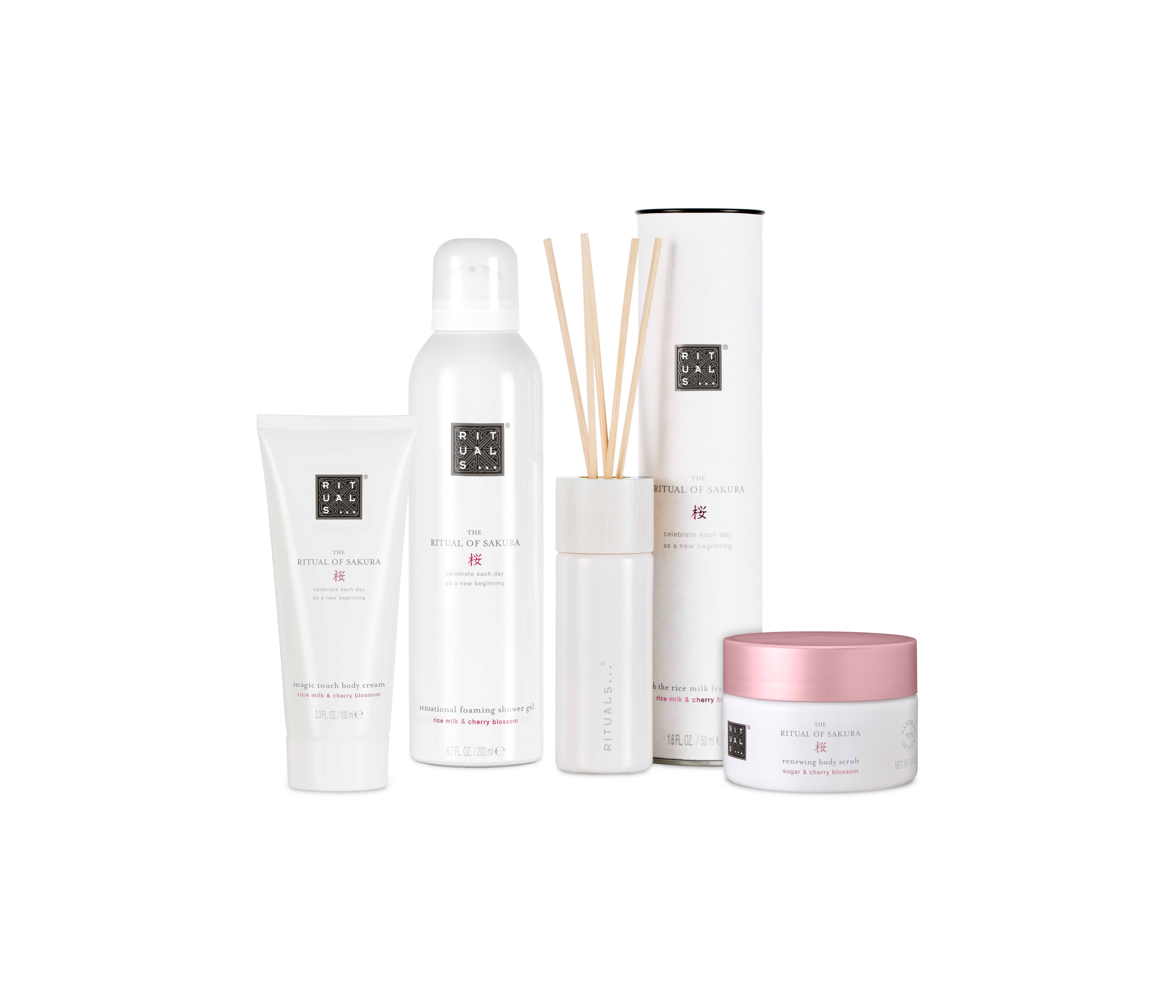 Kit de Rituals of Sakura: espuma de ducha, exfoliante corporal, crema hidratante para el cuerpo y unas varitas aromáticas para un ritual . Solo en Sephora. (34,99 euros).