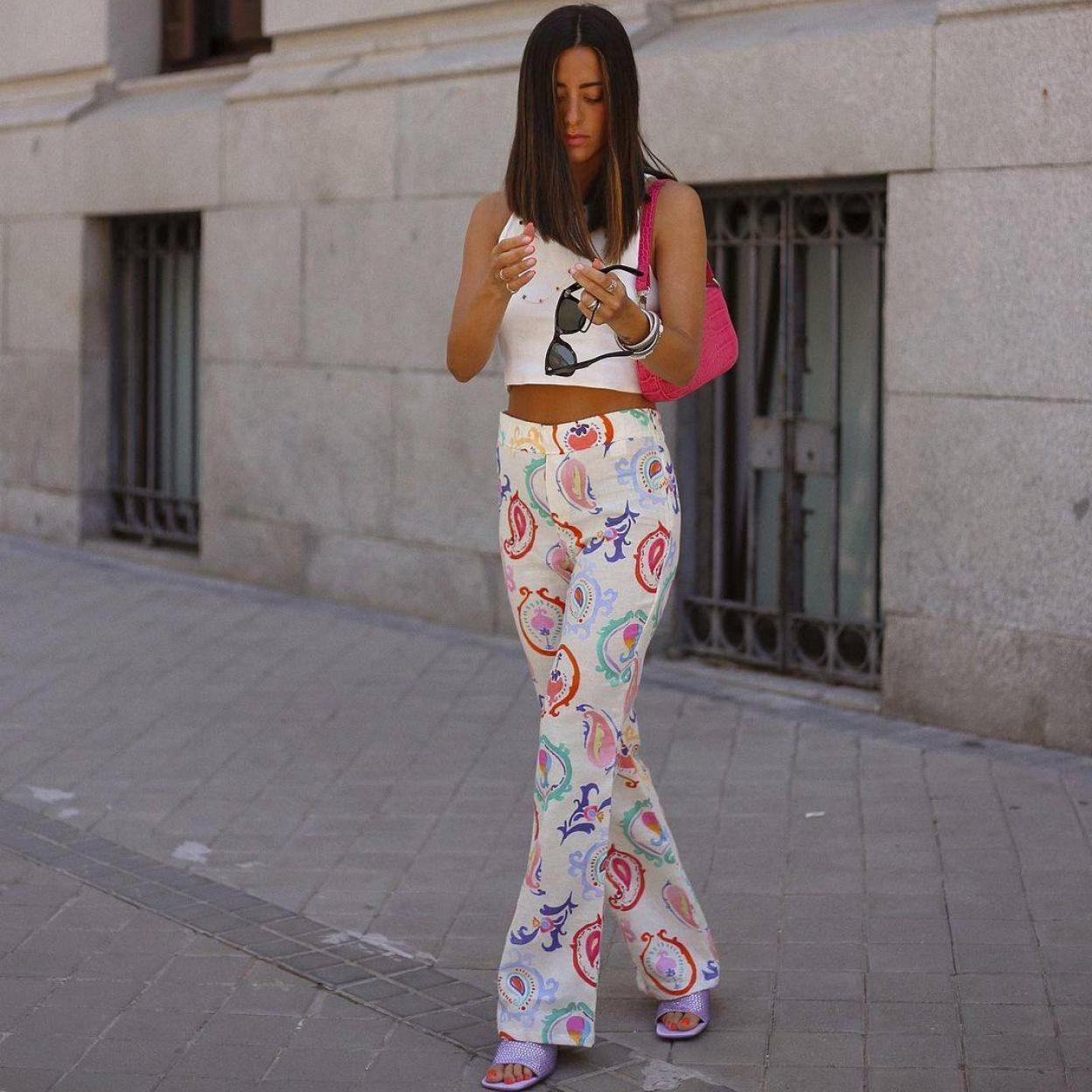 Pincha en la imagen para ver Los pantalones estampados más favorecedores y ponibles de la primavera: sientan genial y los puedes llevar a la oficina o el fin de semana