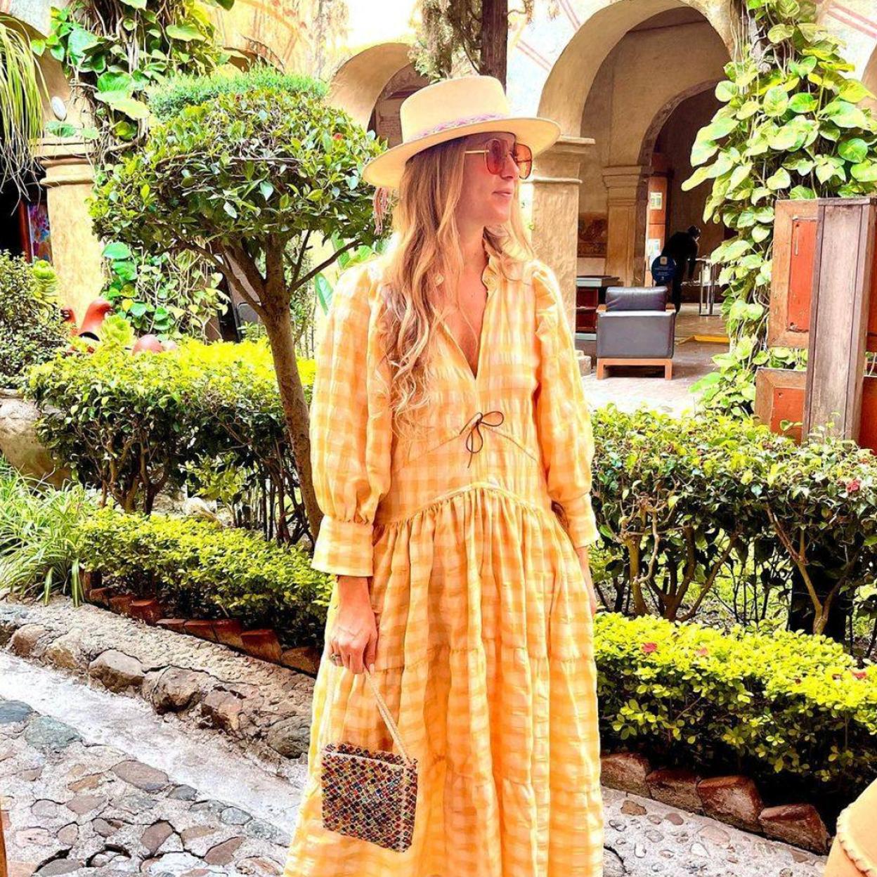 Pincha en la foto para ver los vestidos camiseros (baratos y muy ponibles) que van a conquistar a las mujeres mayores de 50 porque son súper rejuvenecedores