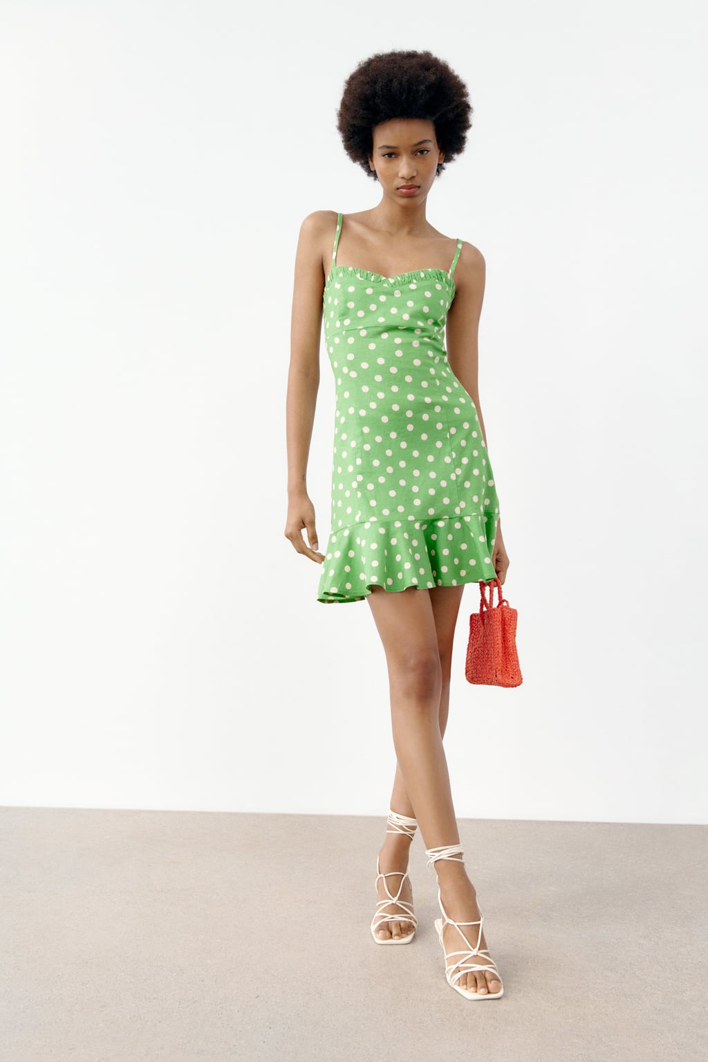 Los diseños en tamaño mini suman enteros al elegir uno de los colores más vivos de la paleta cromática, como el verde. De tirantes y con un volante en el bajo será tu mejor compañero en los días más calurosos del año. Mini vestido de lunares de Zara (27,99 euros). 